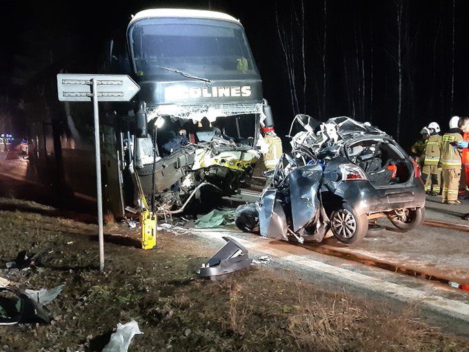 Tragiczny wypadek na Podlasiu.Auto wbiło się w autokar