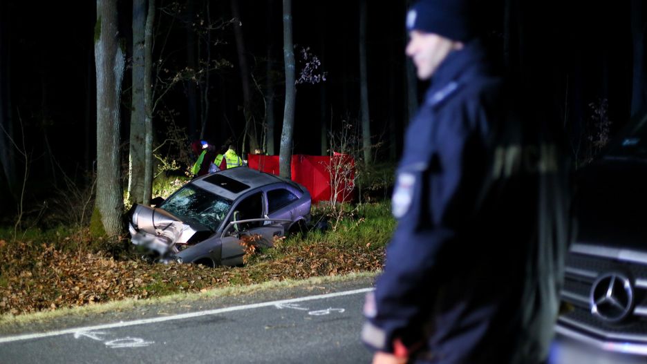 miejsce wypadku
Rychtal (pow. k�pi�ski), 03.01.2023. Miejsce tragicznego wypadku na drodze krajowej nr 39 w Rychtalu, 3 bm. 42-letni kierowca opla astry zgin�� na miejscu, dwoje jego dzieci trafi�o do szpitala. (jm) PAP/Tomasz Wojtasik

***Zdj�cie do depeszy PAP pt. Wielkopolskie/ Wypadek na dk 39 k. K�pna, na miejscu zgin�� 42-latek, jego dzieci zabrano do szpitala***
Tomasz Wojtasik
39, dk39, droga krajowa, drzewo, opel astra, osobowy, samoch�d, uderzenie, wypadek