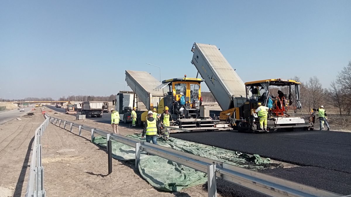 Budowa drogi ekspresowej S14, zachodniej obwodnicy Łodzi, marzec 2022 r.