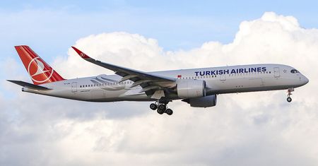 Pasażer zmarł w trakcie lotu. Po wylądowaniu ciało tajemniczo zniknęło