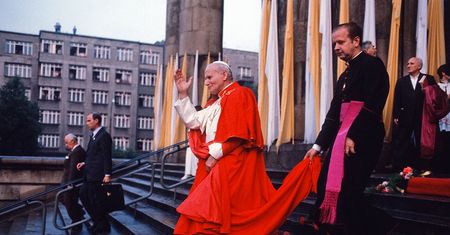 Biznes na relikwiach JP2. Dziwisz gromadził jego włosy i zęby