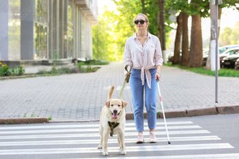 Sokółka: Pozbawieni wzroku, nierzadko widzą więcej. Dzień Białej Laski