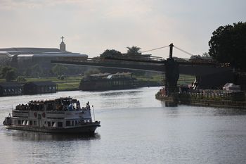 Budowa kładki na Wiśle w Krakowie. Pomost Kazimierz-Ludwinów coraz dłuższy