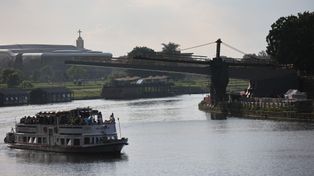 Budowa kładki na Wiśle w Krakowie. Pomost Kazimierz-Ludwinów coraz dłuższy