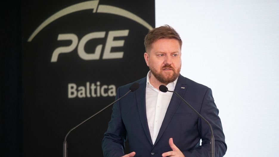 Bartosz Fedurek, prezes PGE Baltica, podkreśla, że morskie farmy wiatrowe nie są konkurencją dla najtańszych źródeł energii, lecz fundamentem bezpieczeństwa energetycznego i rozwoju polskiej gospodarki.