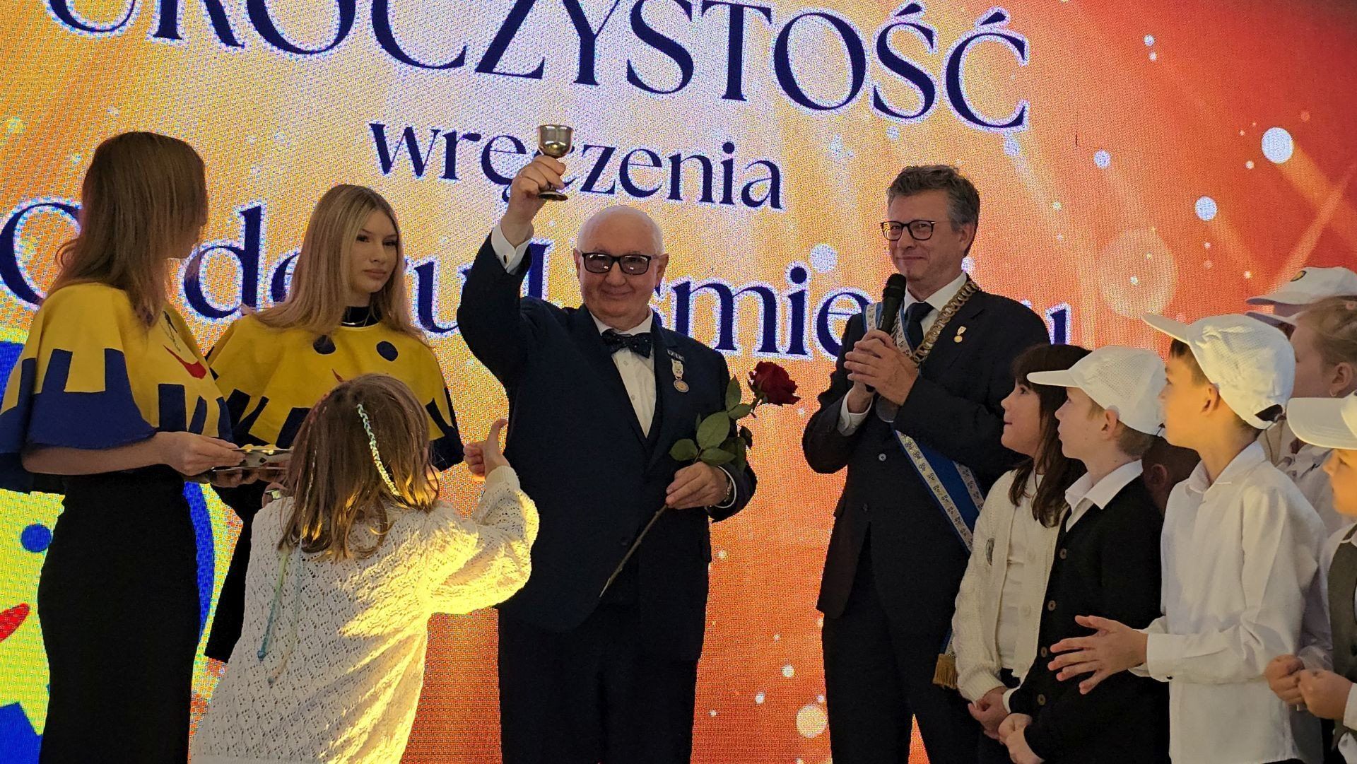 Marek Małecki, prezes firmy Solbet otrzymał w Niszczewach Order Uśmiechu.