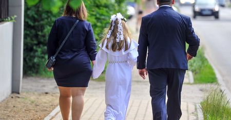 Wyprawia córce komunię. Ujawnia, ile kosztuje dziś "talerzyk"