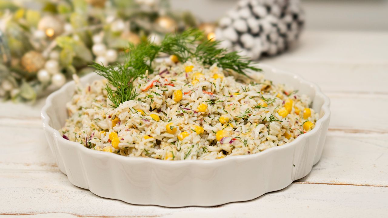 Szybka sałatka z paluszkami krabowymi i ryżem. Sprawdzony przepis na ostatnią chwilę