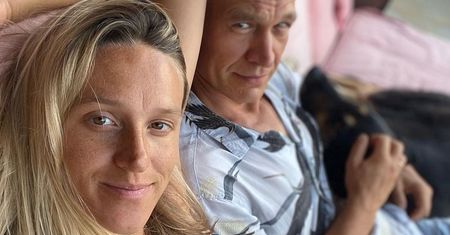 Kompletnie nagi Michał Żebrowski na zdjęciu żony. Tak składa mu życzenia
