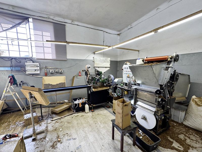 Zlikwidowali "fabrykę" papierosów. Towar warty prawie 2 mln