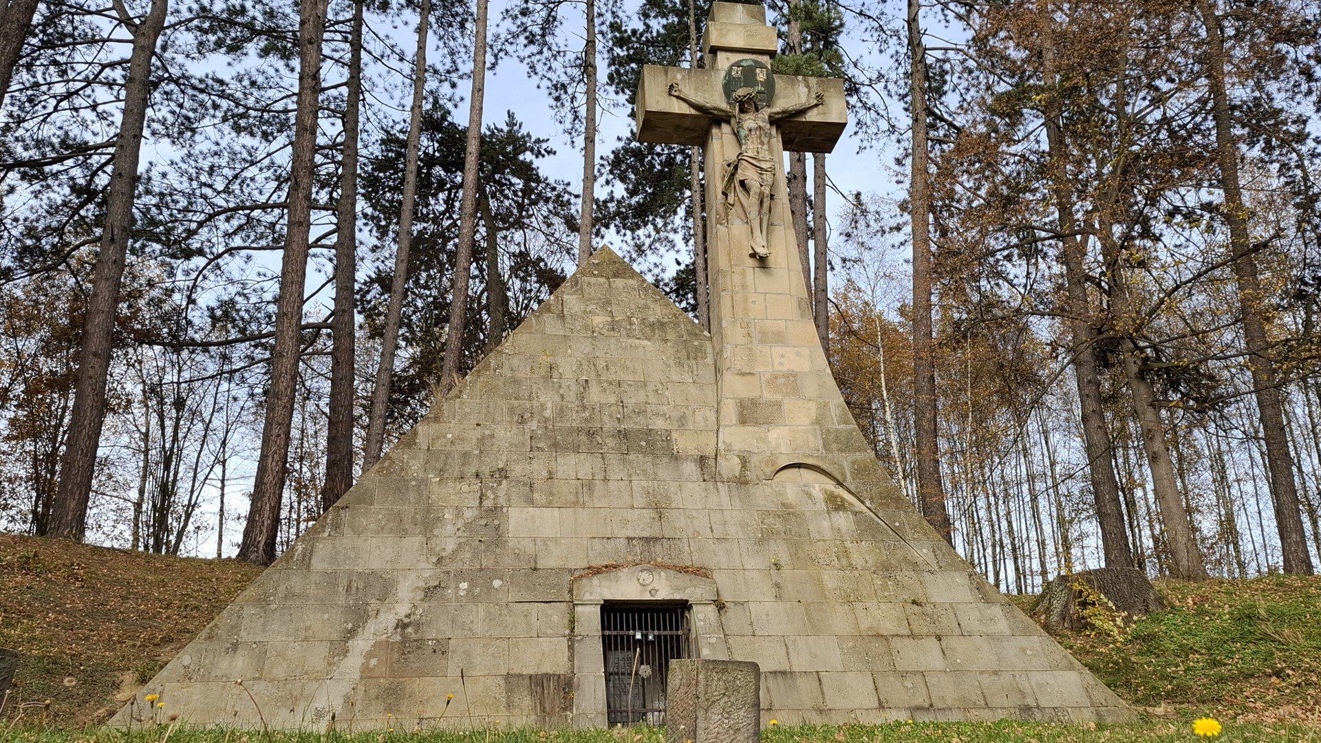 Piramida i mauzoleum - dwa najbardziej niezwykłe grobowce w powiecie Gorlickim