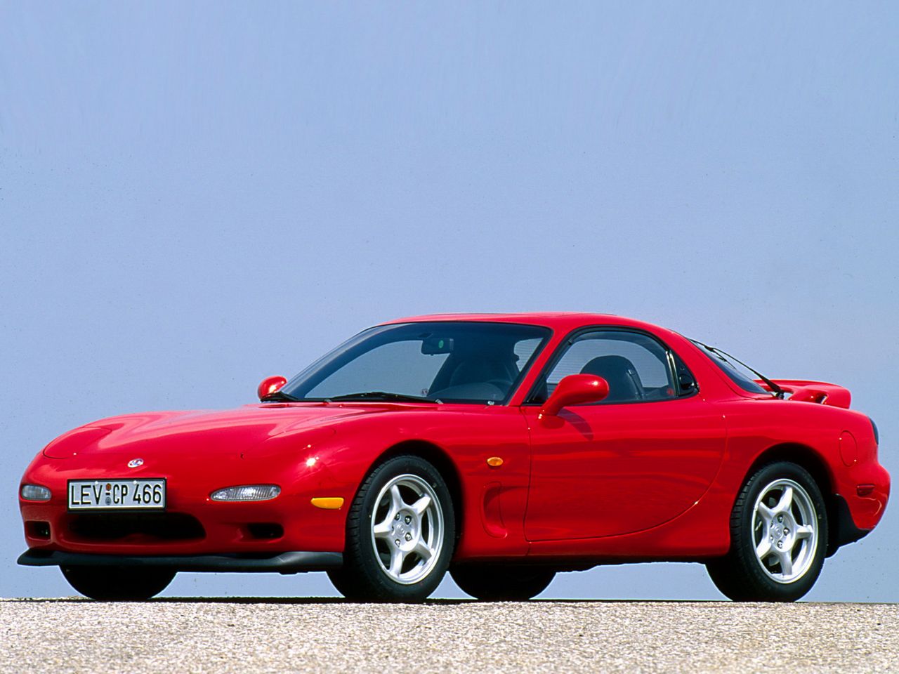 Kolejny oryginał w zestawieniu. Mazda RX-7 FD (trzecia generacja), produkowana w latach 1992-2002 to najbardziej kultowy i najrzadziej spotykany model linii RX. Jedynej stosującej do końca silniki Wankla. Na dobrą sprawę tylko w tych samochodach montowano taki motor z powodzeniem przez wiele lat i wyprodukowano tysiące egzemplarzy. Warto jednak zaznaczyć, że Mazda RX-7 to nie tylko interesujący technicznie, ale także stylistycznie wóz. Przepiękny moim zdaniem, o doskonałych proporcjach i miłej dla oka, nienatarczywej sylwetce. Uroku dodają mu jeszcze zamykane światła, które w przeciwieństwie do Hondy NSX przetrwały aż do zakończenia produkcji.