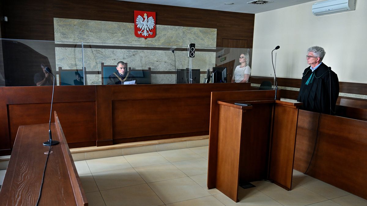 Kamil Czy�ewski Tomasz Kapa�a
Kielce, 21.05.2024. S�dzia Kamil Czy�ewski (L) i mecenas Tomasz Kapa�a (P) na sali rozpraw S�du Okr�gowego w Kielcach, 21 bm. S�d ma wyda� wyrok ws. by�ej aptekarki Marii C. oskar�onej o wy�udzenie z Narodowego Funduszu Zdrowia Z ponad 7,5 mln z�. Prokuratura za��da�a dla 77-letniej oskar�onej kary ��cznej siedmiu lat wi�zienia i 160 tys. z� grzywny, a tak�e naprawienia szkody na rzecz NFZ. (ad) PAP/Piotr Polak  *** UWAGA!!! ZAKAZ PUBLIKACJI DANYCH OSOBOWYCH OSKAR�ONEGO! ***
Piotr Polak
apteka, aptekarka, farmaceutka, Narodowy Fundusz Zdrowia, sala rozpraw, s�d okr�gowy, farmacja, grzywna, nfz, szkody, wy�udzenia, wy�udzenie