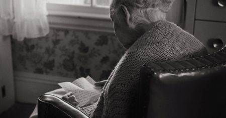 "Zabierali matce posiłek". Wstrząsające, przez co przechodzą niektórzy seniorzy