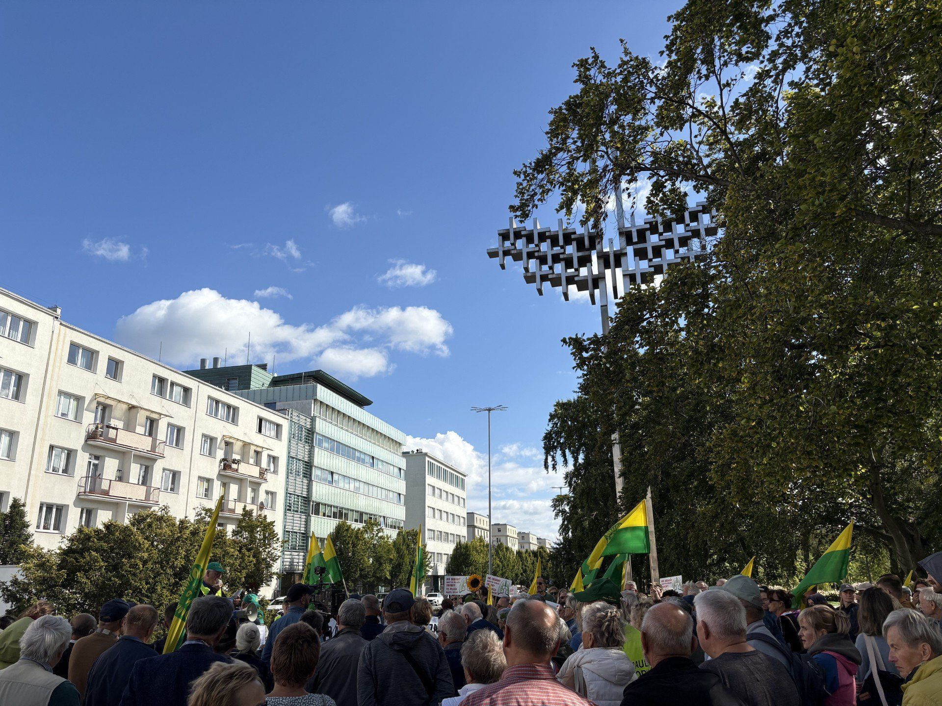 Działkowcy protestowali przed budynkiem magistratu w Gdyni