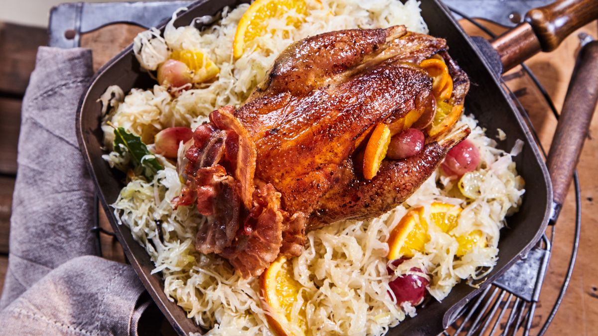 Bażant z pomarańczami pieczony na kapuście kiszonej