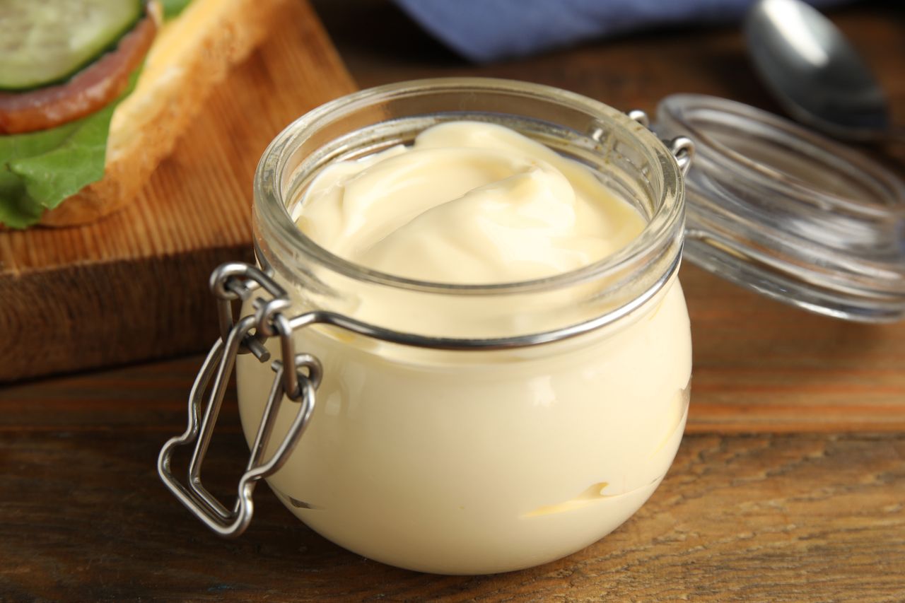 Słoik domowego majonezu z ugotowanych jajek