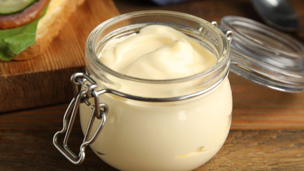 Słoik domowego majonezu z ugotowanych jajek