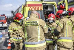 Groźny wypadek o poranku. Autobus z dziećmi uderzył w ogrodzenie