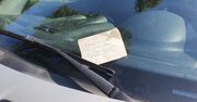 Zaparkował auto na osiedlu. Za wycieraczką znalazł nietypową kartkę