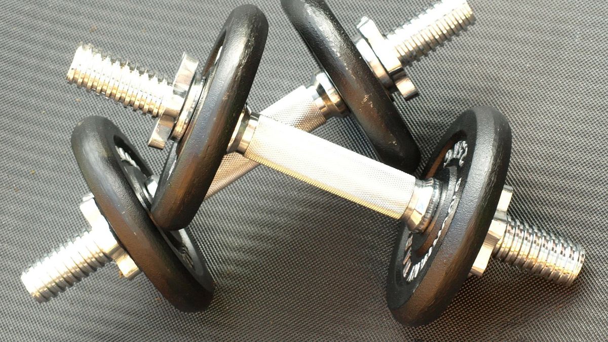 Podczas ćwiczeń na barki z hantlami ważne jest, aby nie ograniczać się do jednego ćwiczenia