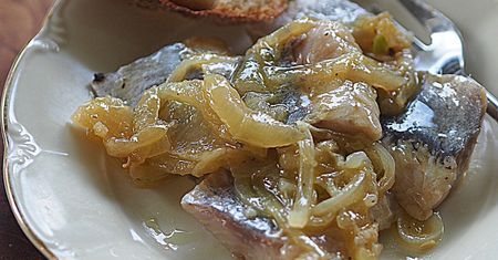 Śledzie w oleju lnianym z duszoną cebulą i pieprzem