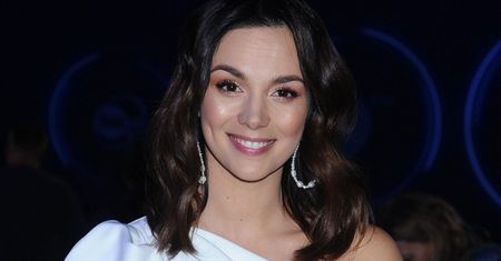 Paulina Krupińska w góralskim stroju życzy dobrej niedzieli. Kipi radością