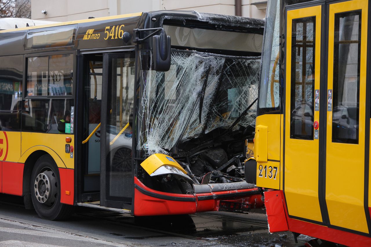 Zderzenie tramwajów i autobusu. Wypadek w Warszawie