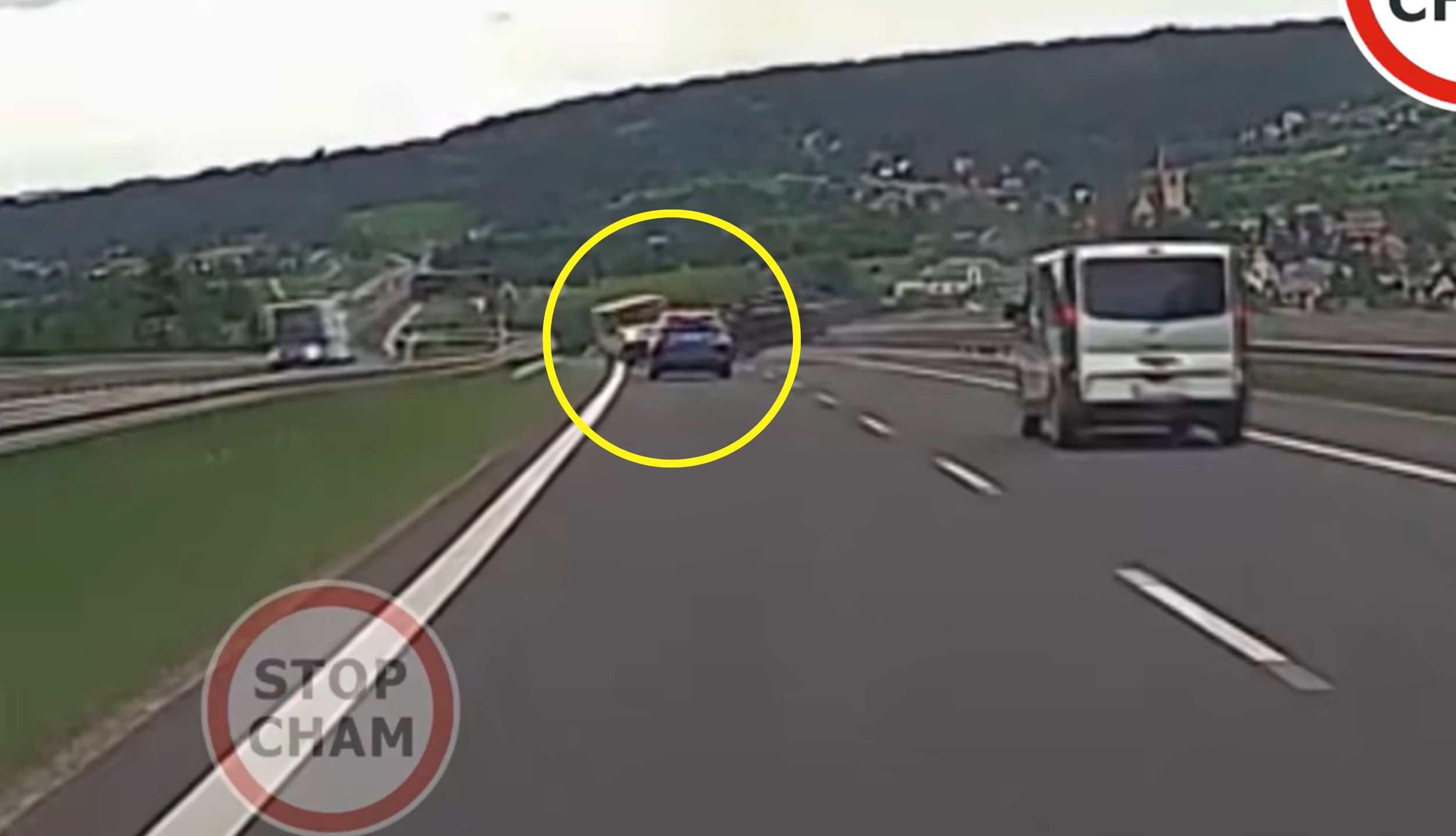 Obróciło busa z przyczepką.