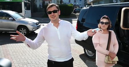 Jest bezrobotny, a żyje jak król. Jego samochód wart jest krocie