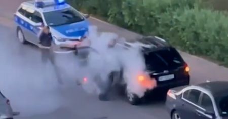Szokujące nagranie z Warszawy. Mężczyzna zaatakował policjantów gaśnicą