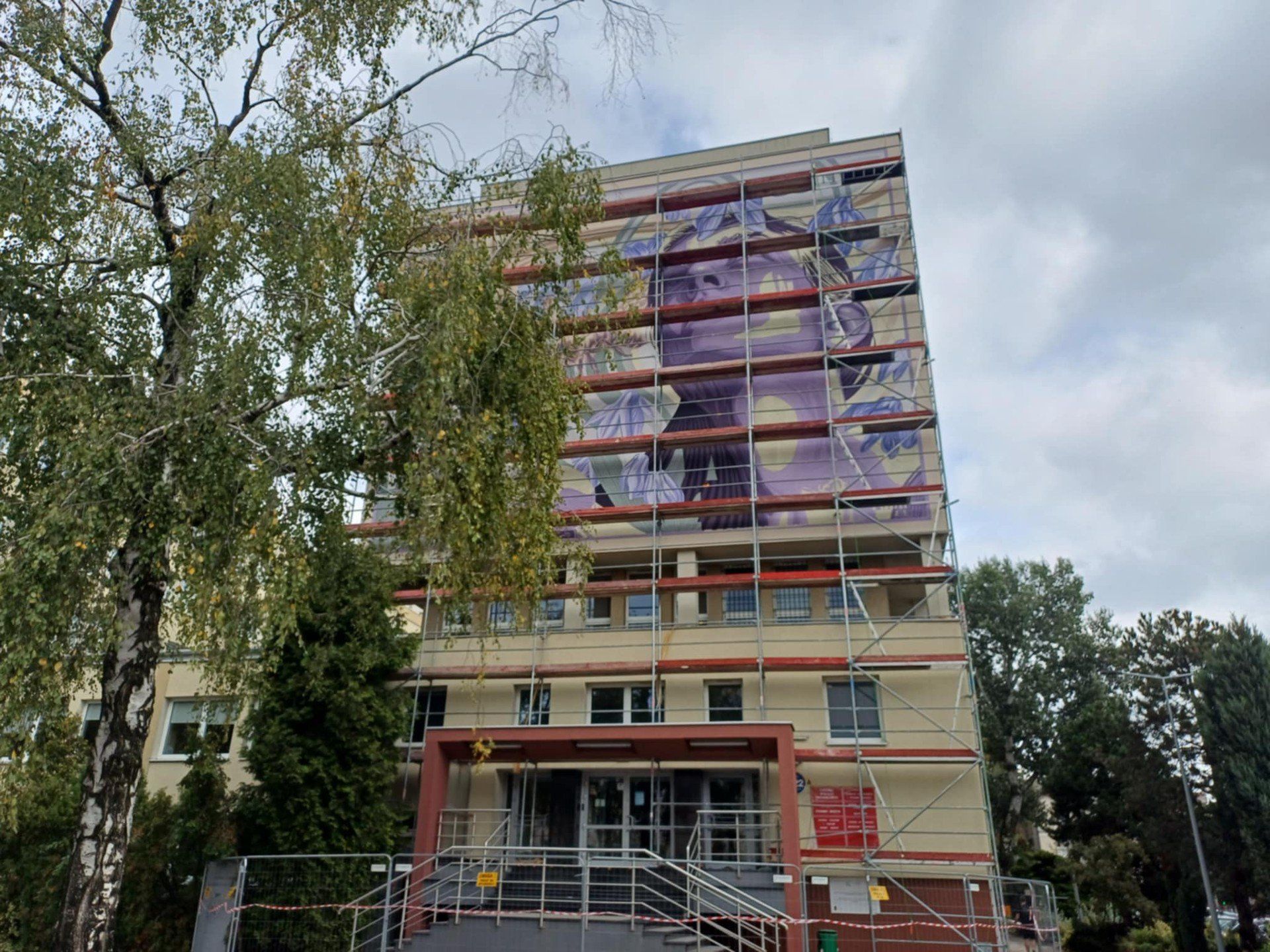 Nowy mural na ścianie gmachu Wydziału Mechanicznego PŁ malowany był przez ostatni miesiąc.