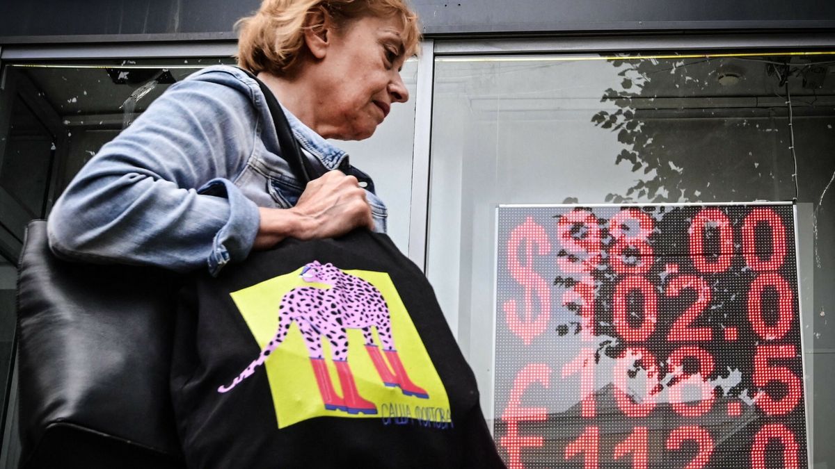 Rosyjski rubel najs?abszy od 17 miesi?cyA woman walks past a currency exchange office in Moscow on August 14, 2023. The Russian ruble slid past 100 against the dollar on August 14, 2023, its lowest level since March 23, 2022 -- shortly after Moscow launched its military operation in Ukraine. (Photo by Yuri KADOBNOV / AFP)YURI KADOBNOV