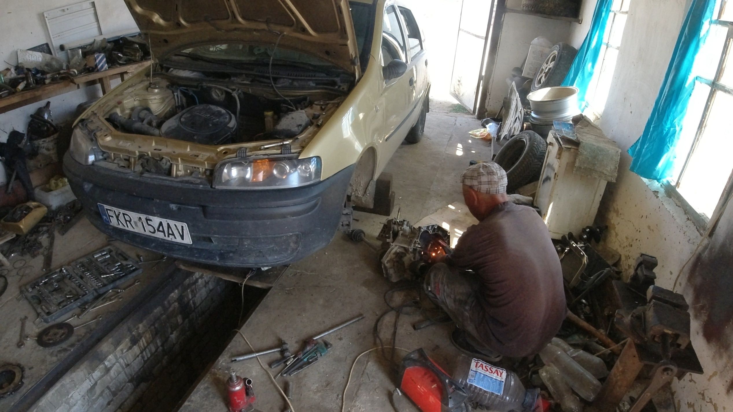 Fiat Punto u mechanika w Kazachstanie. Jeszcze nikt nie wie, że