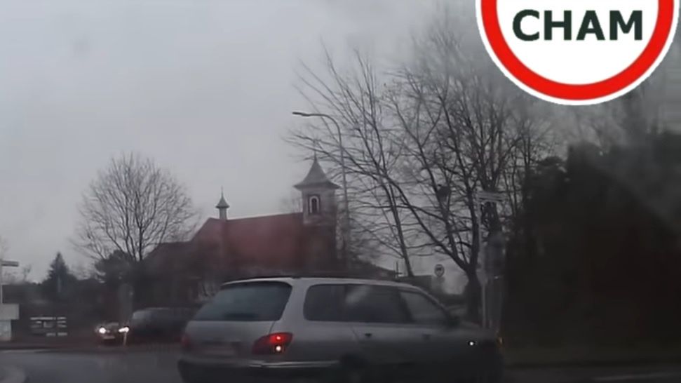 Pijany kierowca przewrócił znak na rondzie. 