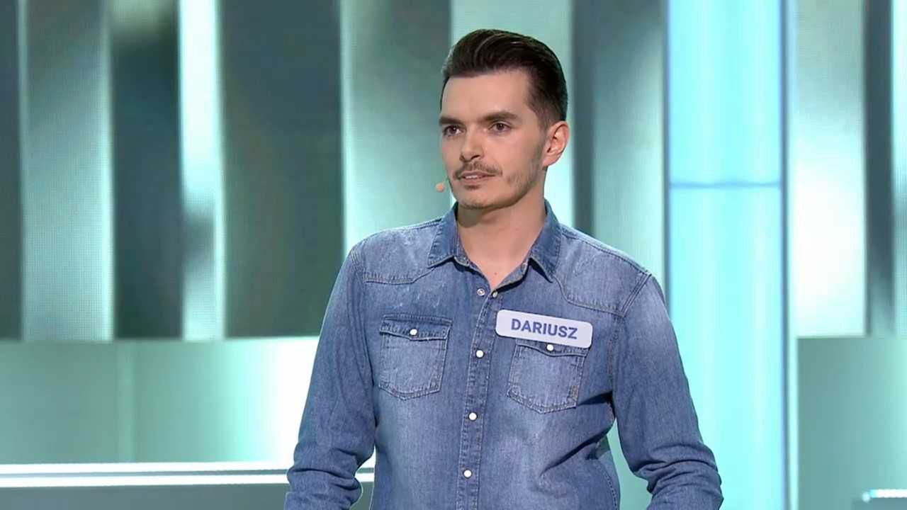 Norbi gratuluje uczestnikowi "Koła fortuny" utraty wagi w obecności korpulentnej uczestniczki