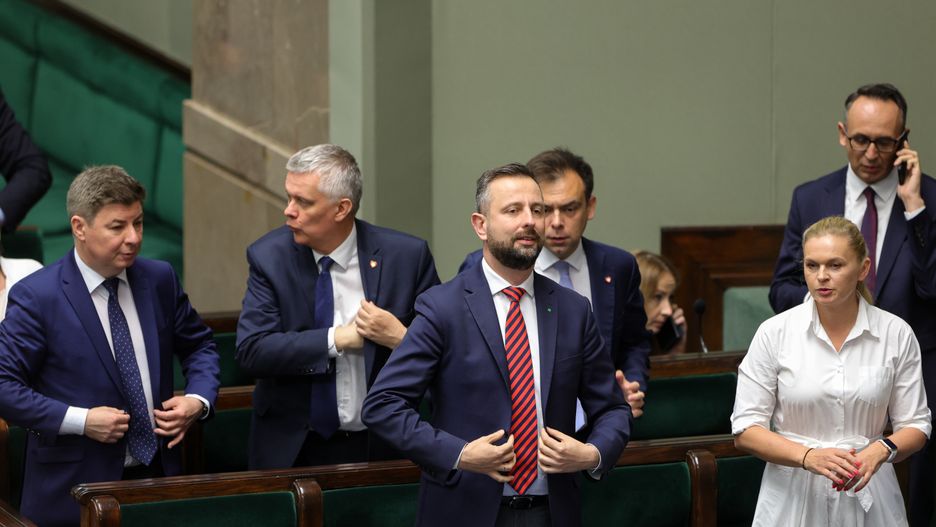 Warszawa, 26.06.2024. Ministrowie: spraw wewnętrznych i administracji Tomasz Siemoniak (2L), obrony narodowej Władysław Kosiniak-Kamysz (C), finansów Andrzej Domański (3P), edukacji Barbara Nowacka (2P), infrastruktury Dariusz Klimczak (P) oraz szef KPRM Jan Grabiec (L) na sali plenarnej Sejmu, 26 bm. Sejm rozpoczyna trzydniowe posiedzenie. Zajmie się m.in. projektem ws. wsparcia działań wojska, policji i Straży Granicznej, w tym zasad użycia broni. Będzie też pracować nad projektem ws. definicji zgwałcenia i rozpatrzy wniosek o uchylenie immunitetu posłowi Michałowi Wosiowi (SP, klub PiS).(amb) PAP/Rafał Guz