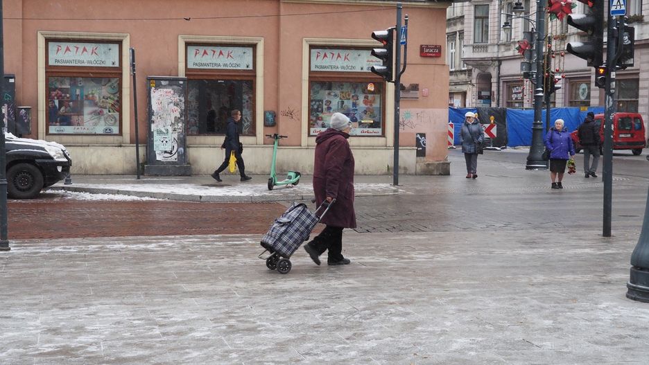 Gdy jest ślisko i zimno osoby starsze powinny zachować ostrożność, a nawet zostać w domu. Buty lepiej mieć na płaskim obcasie - radzi lek. Michał Dworzyński, kierownik SOR w szpitalu im. Kopernika w Łodzi Autor: Grzegorz Gałasiński