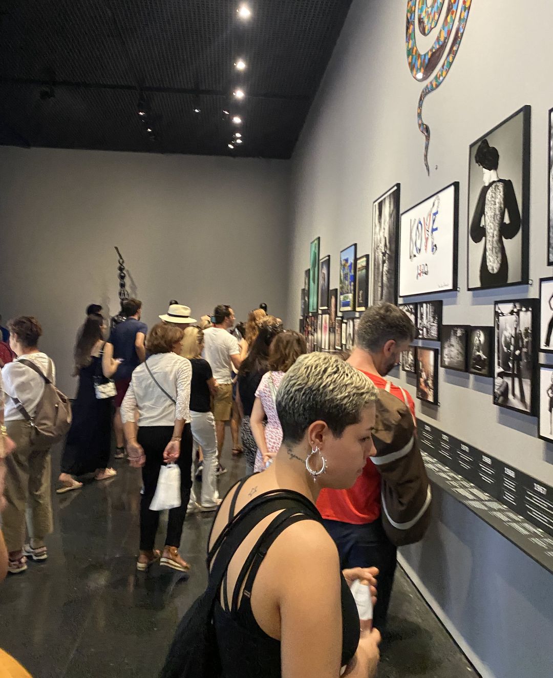 Zatłoczone Muzeum Yves Saint Laurent