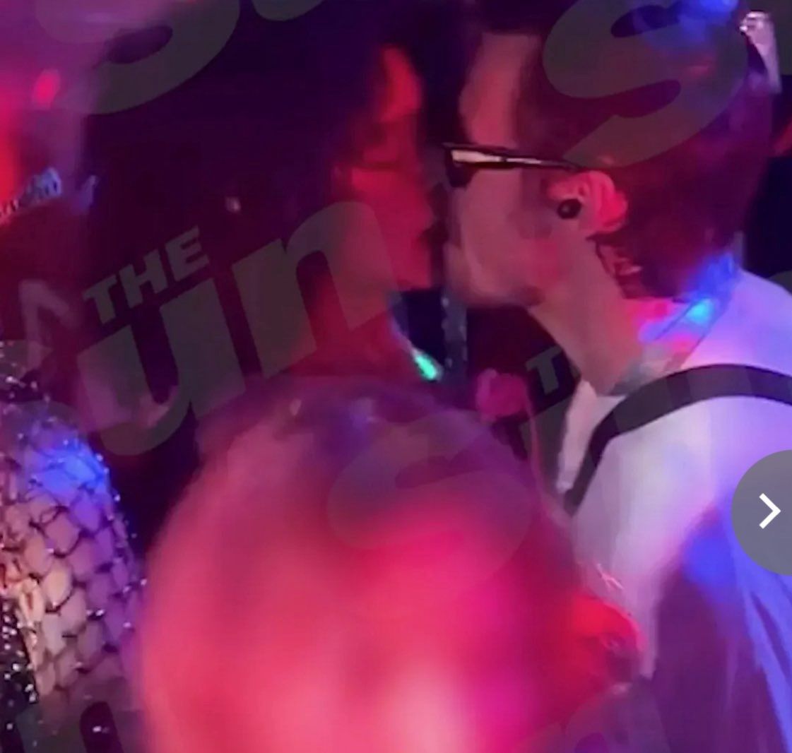 Harry Styles całuje się na festiwalu
