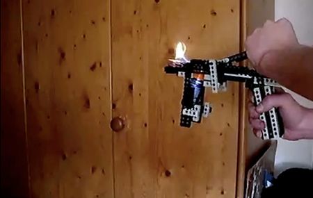 Miotacz ognia z klocków LEGO (wideo)