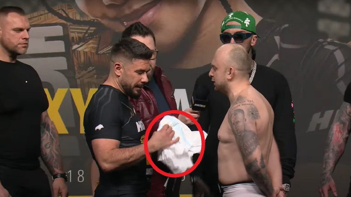 Michał Cichy wręcza pampersa "Szalonemu Reporterowi"