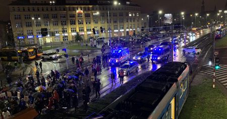 Strajk kobiet. Wrocław. Kolejny protest przeszedł przez miasto. "Państwo jak karton - w rozsypce"