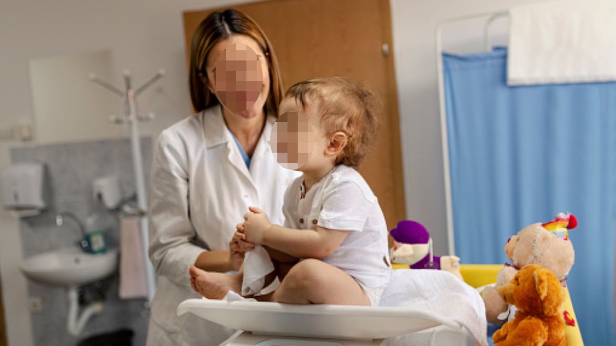 19-latek niespodziewanie podszedł do rocznego malucha, po czym uderzył go w twarz (zdjęcie ilustracyjne) 