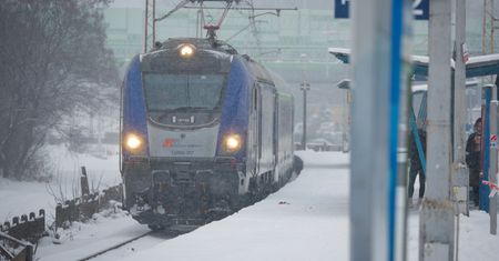 Utknęli pod Warszawą. W pociągu 205 osób