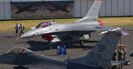 F-16 sterowany przez sztuczną inteligencję. Myśliwce mogą latać bez pilotów