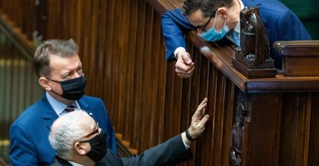 Polski Ład na razie nie zaszkodził rządowi. Najnowszy sondaż