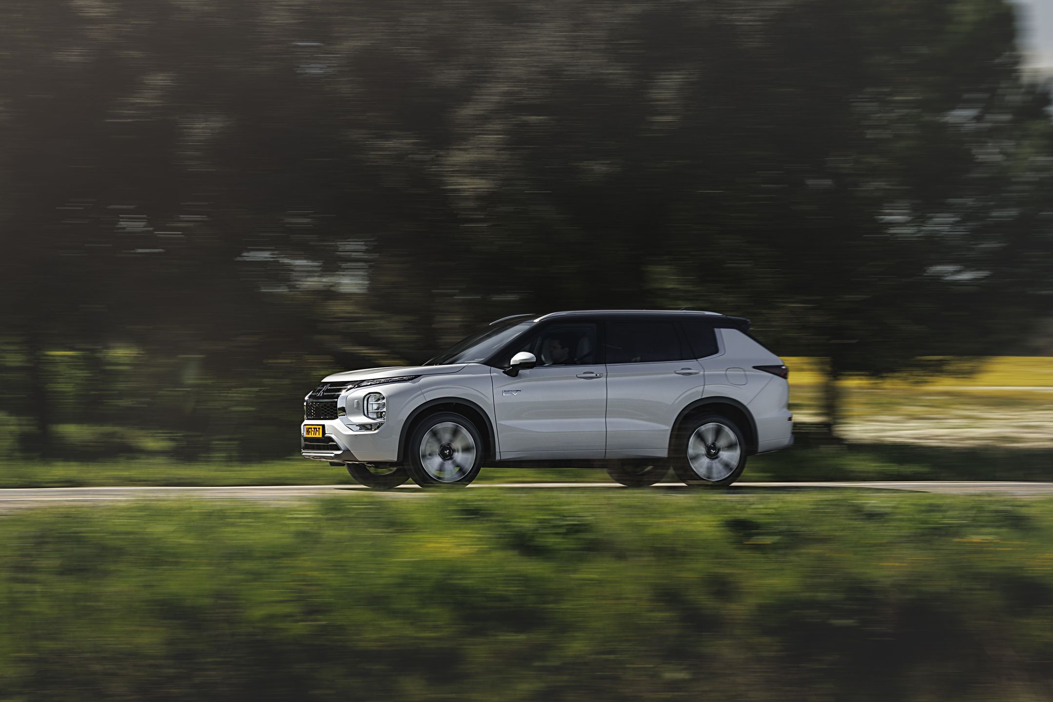Mitsubishi Outlander PHEV (2025)