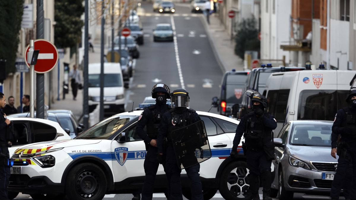 French police officers patrol the area while winegrowers protest in Beziers, France, on 15 November 2025, urging the French government and EU to act amid rising costs, falling sales, and extreme weather. EPA/GUILLAUME HORCAJUELO Dostawca: PAP/EPA.