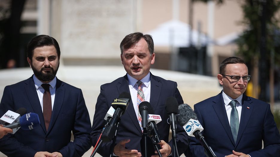 Proszowice, 25.07.2022. Minister sprawiedliwości, prokurator generalny Zbigniew Ziobro (C), wiceminister rolnictwa Norbert Kaczmarczyk (L) i poseł Piotr Sak (P) podczas konferencji prasowej w Proszowicach, 25 bm. Spotkanie dotyczyło m.in. dotacji, pozyskanej dzięki ministrowi sprawiedliwości na ratowanie szpitala w Proszowicach. Dzięki dotacjom z Funduszu Sprawiedliwości pozyskano także nowe wozy strażackie i wyposażenie dla strażaków. (mr) PAP/Łukasz Gągulski